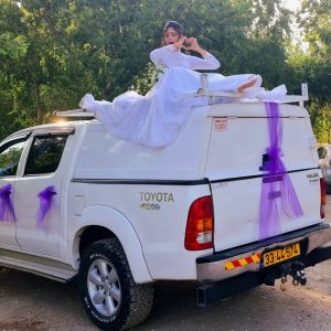 קישוט רכב לבן סגול