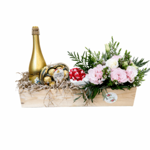 מארז פרחים, שוקולד ויין בקופסה עץ